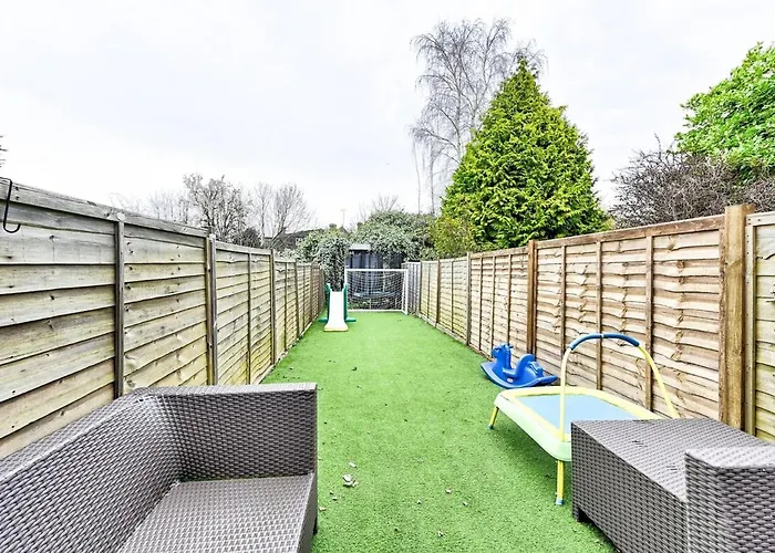 Hottub Spacious Garden House